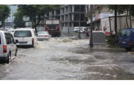 El Nedeniyle Çatıda Mahsur Kaldılar