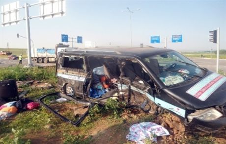 Çorum'da Kamyonet Ve Minibüs Çarpıştı