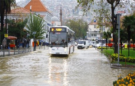 İzmir'de Sağanak Olumsuz Etkiledi