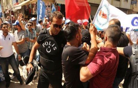 İşçilerden Ak Parti Önünde Eylem