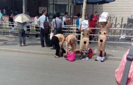 Çin'de Yaşlı Kadınlardan Çıplak Protesto