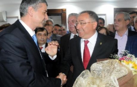 Yalova Belediyesinde Devir Teslim Töreni