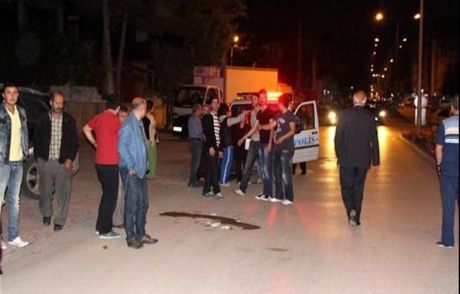 Bıçağı Genç Kızın Boğazına Sapladı