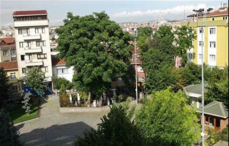 Mahalleli Zincirleri Kırıp Türbeye Girdi