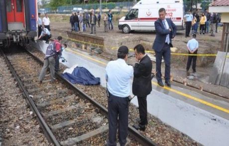 Annesini Yolcu Ettiği Trenin Altında Kaldı