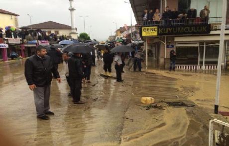 Düzce'de 4 İlçede Evler Sular Altında Kaldı