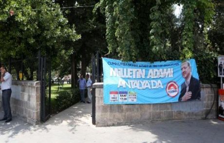 Erdoğan'ın Camiye Asılan Pankaretına Tepki