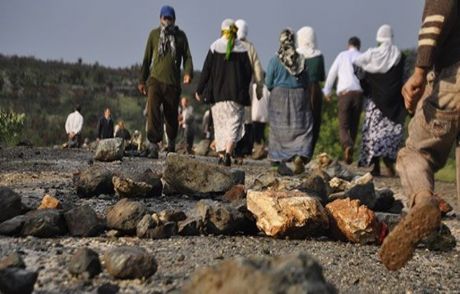 Pkk Diyarbakır-bingöl Karayolunu Kapattı