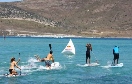 Rüzgarsız Kalan Surfçüler Kürek Yarışı Yaptı