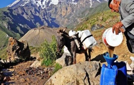 Çamurlu Suyunu Dinlendirip İçiyorlar