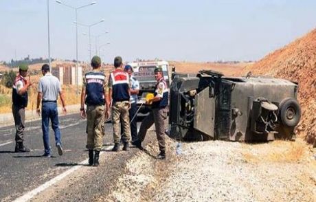 Mardin'de Askeri Araç Devrildi