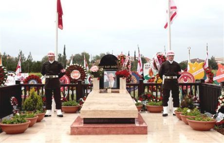 Gül, Denktaş'ın Mezarını Ziyaret Etti