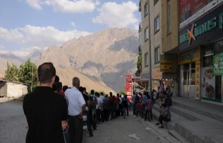 Hakkari'de Kuyruklar Oluştu
