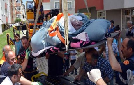 350 Kiloluk Kadın Mezara Vinçle İndirildi