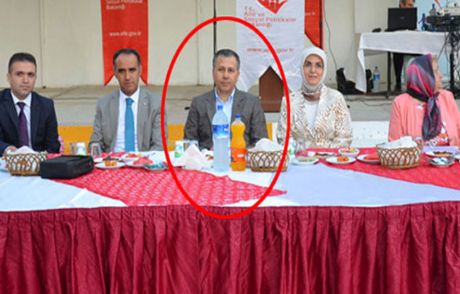 Vali, Coca-colayı Fanta İçerek Protesto Etti