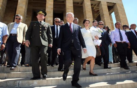 İhsanoğlu'na 13 Parti Desteğini Açıkladı