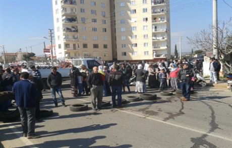 Kaza Sonrası Mahalleli Yolu Kapattı