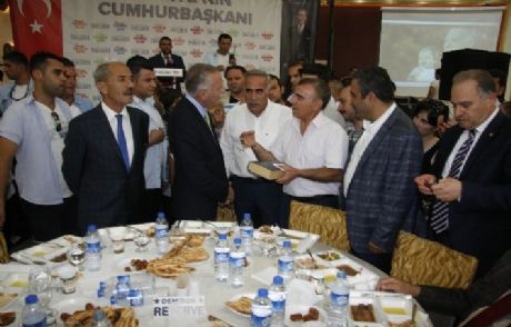 İhsanoğlu Diyarbakır'da İftar Yemeğine Katıldı