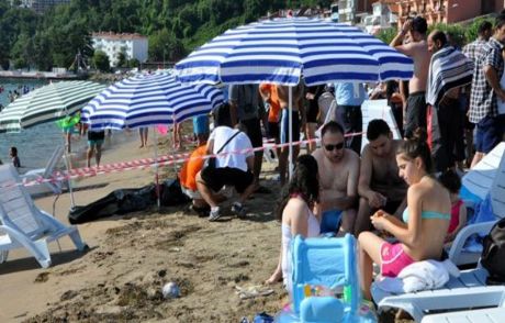 Sahilde Cesedin Yanında Yemek Yediler
