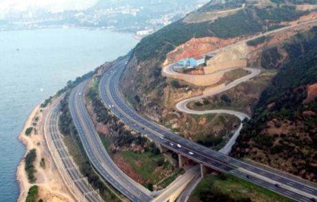 Dönüş Yolu Kocaeli'de Trafik Alarmı Verildi