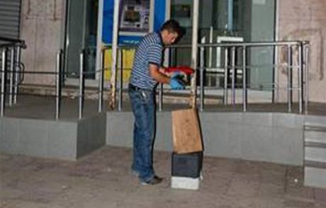 İpi Kesilen Türk Bayrağı Yerde Bulundu