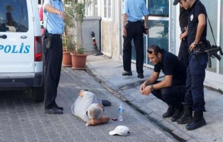 Atm Önünde Bekleyen Emekliye Araba Çarptı