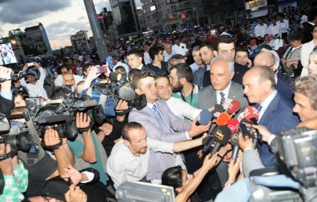 Taksim Meydanında 3 Bin Kişilik İftar