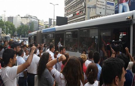 Otobüs İsteyen Halka Saldırı