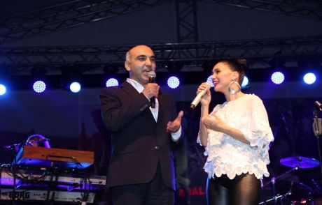 Başkan Kerimoğlu, Şevval Sam İle Düet Yaptı