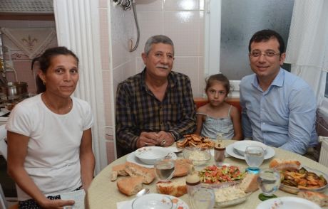 İmamoğlu, İftarını Şehit Ailesiyle Birlikte Açtı