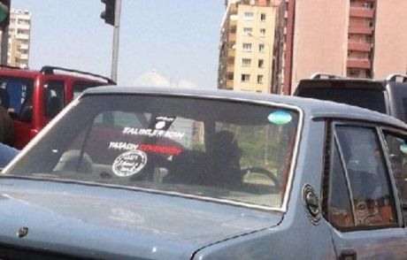 Işid Çıkartmalı Otomobil Trafikte
