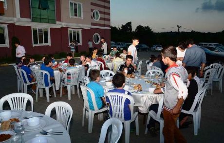 İş Adamından Kurs Öğrencilerine İftar Yemeği