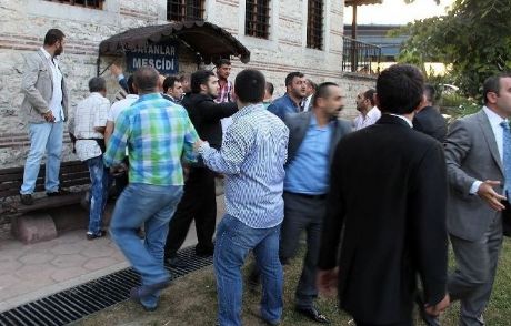 İhsanoğlu'nun Katılacağı İftarda Kavga