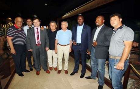 Gana'lı Bakandan Spor Klüplerine Ziyaret 