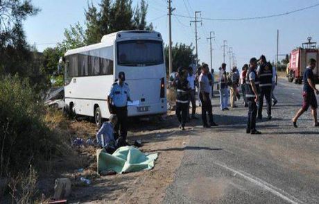 Servis Midibüsüyle Otomobil Çarpıştı