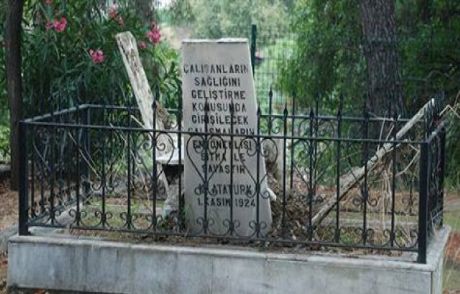 Bayrağı İndirip, Atatürk Büstünü Söktüler