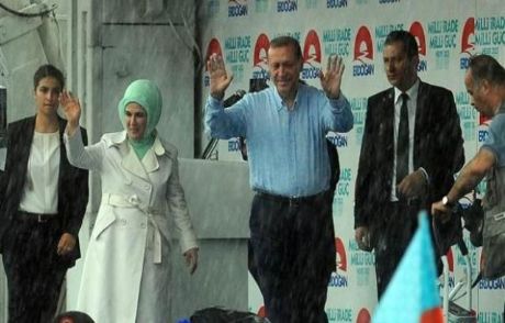 Erdoğan'dan Gülen'e Dev Pankartla Cevap
