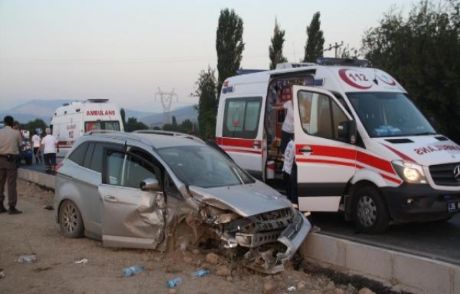 Kavşakta İki Otomobil Carpıştı
