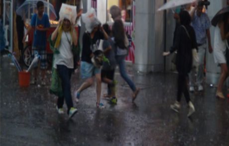 Taksim'de Fırtınadan Kaçış!