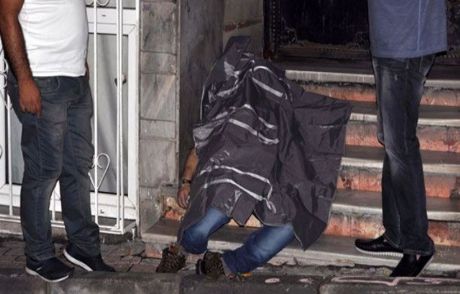 2 Kişi Apartmanın Önüne Bıraktı