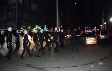 Diyarbakır'da Gergin Yıl Başı Polisleri Taşladılar