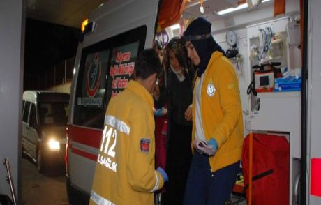 Otomobil Buzlu Yolda Takla Attı