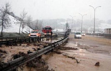 Sel Tem Otoyolunu Kapattı