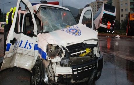 Polis Aracı Kaza Yaptı
