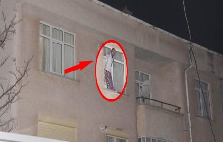 Annesini Bıçaklayıp, 3 Kardeşini Rehin Aldı
