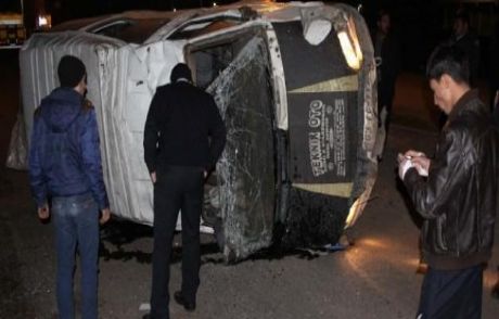 Refüje Çarpan Minibüs Devrildi