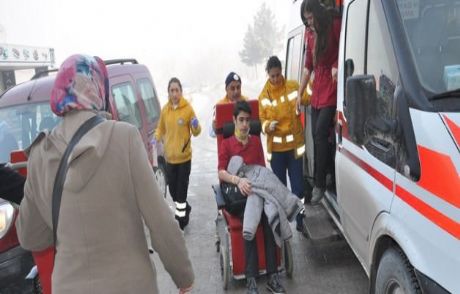 Öğrenci Servisi İle Otomobil Çarpıştı