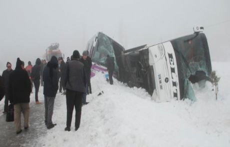Buzlanan Yolda İki Otobüs Devrildi