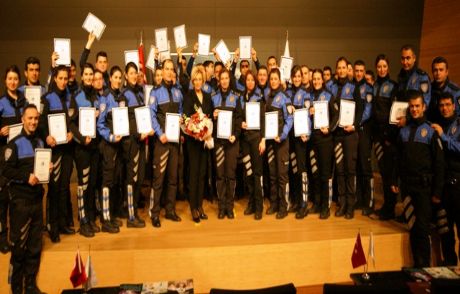 Polisler Yalan Sempozyumu Sertifikalarını Aldı