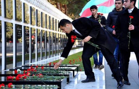 Azerbaycan'da 20 Ocak Şehitleri Anılıyor